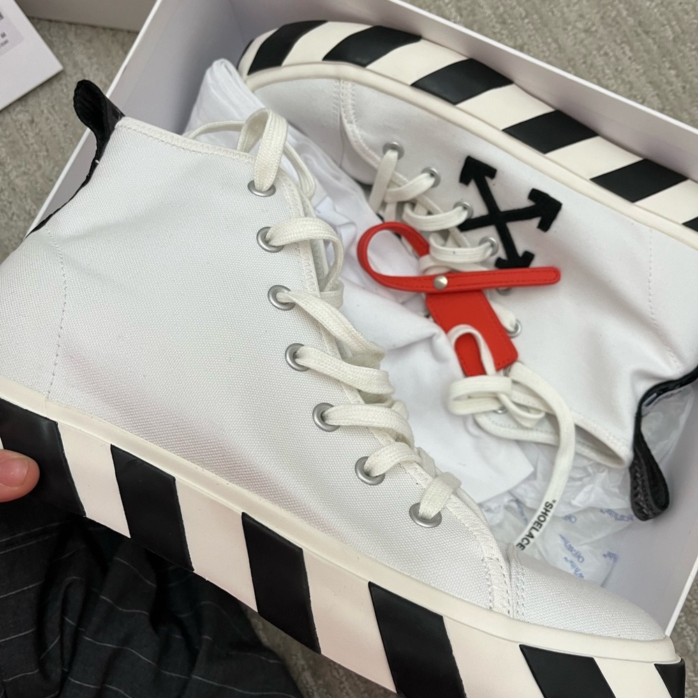 Brand New Off White Converse Sneakers